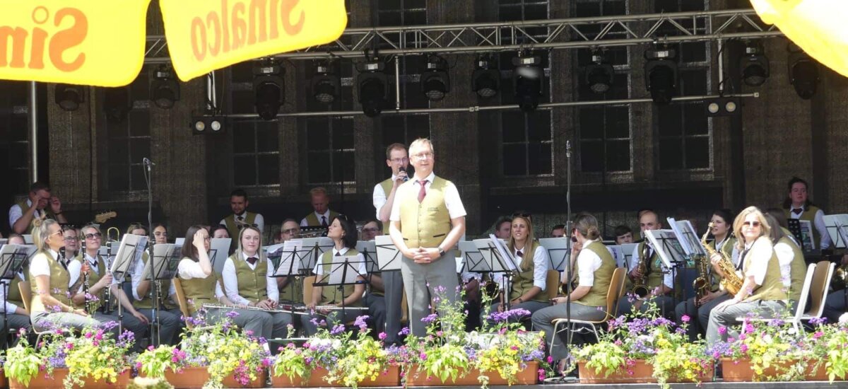 Die Stadtmusik spielte auf dem Rathausplatz auf. Fotos: him
