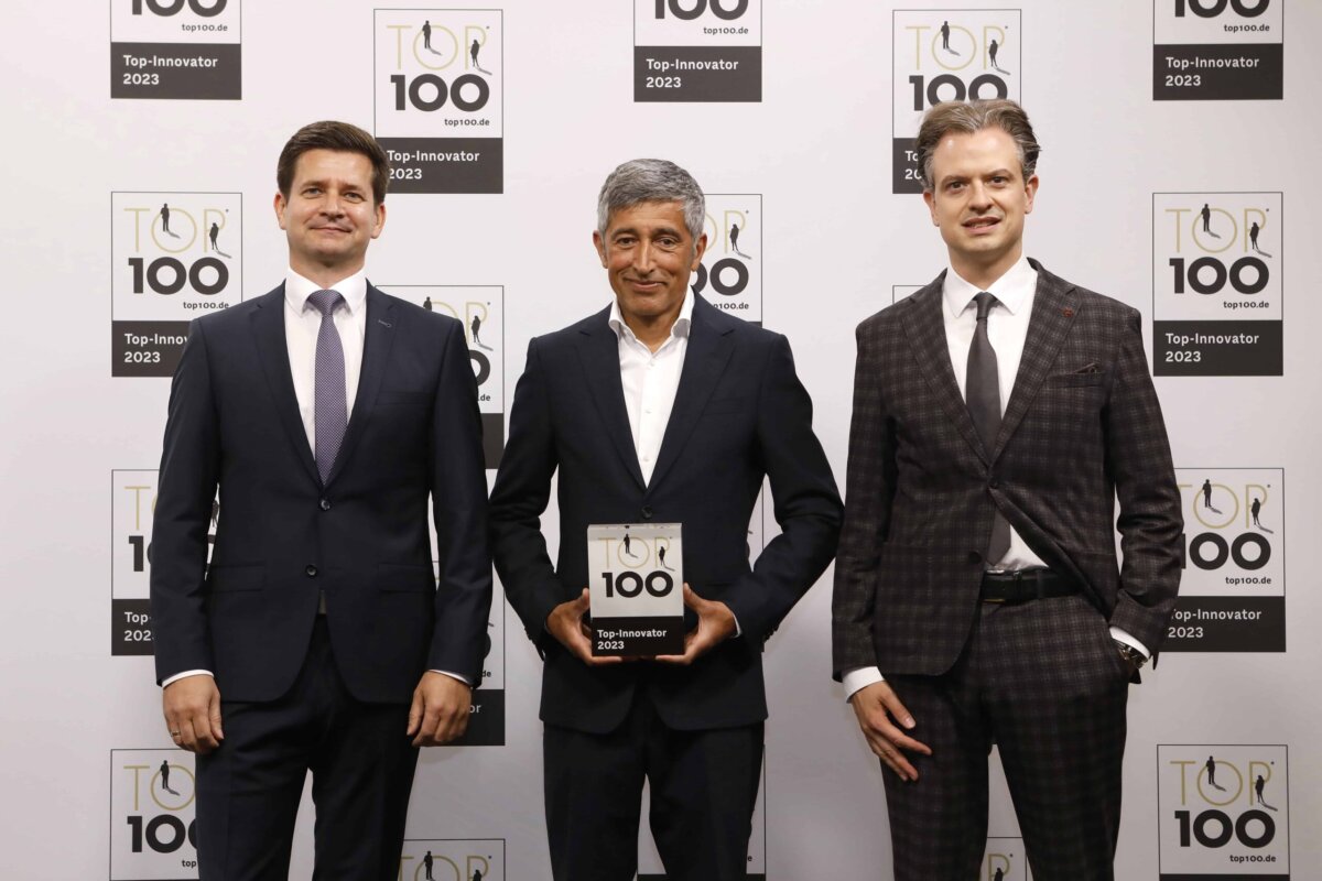 Ranga Yogeshwar überreicht die TOP100 Auszeichnung an die Geschäftsführer von BETEK Marc Siemer (li.) und Tobias Hilgert. Quelle: KD Busch / compamedia