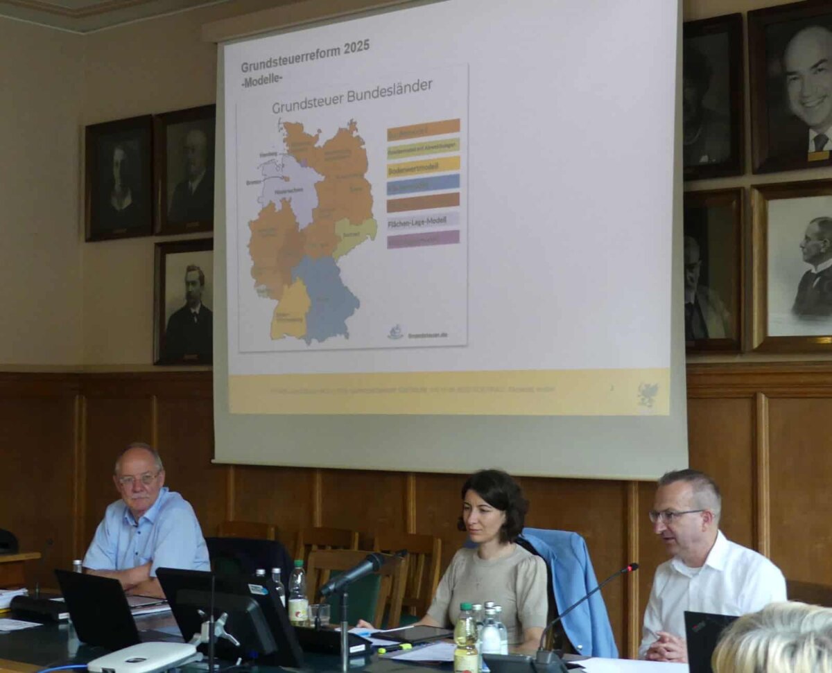 Jedes Land hat ein anderes Modell: Grundsteuerreform im Verwaltungsausschuss (von links): Fachbereichsleiter Uwe Weisser, Oberbürgermeisterin Dorothee Eisenlohr und Kämmerer Klemens Walter. Foto: him