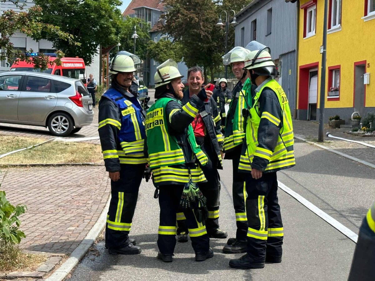 Erleichterte Feuerwehrleute in Dornhan, nachdem ein vermeintlicher Gebäudebrand sich als ein Fehler beim Anfahren eines Pelletofens herausgestellt hat. Foto: fw / Felix Kramer
