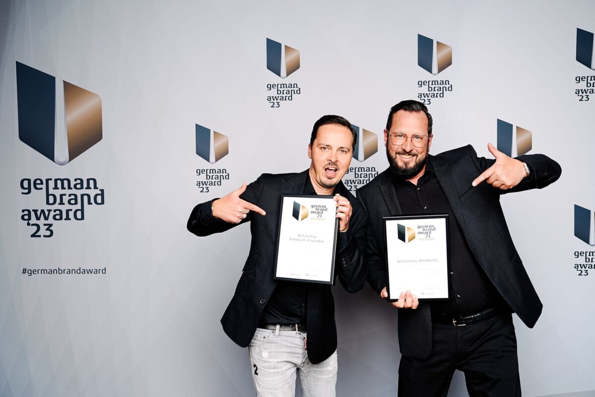 Doppelt erfolgreich beim German Brand
Award 2023: Die Kreativagentur ZWEI14 aus Villingen-Schwenningen
überzeugt die Jury. Unser Bild zeigt Tobias Höhl (links) und Ralf Pfeifer. Foto: pm