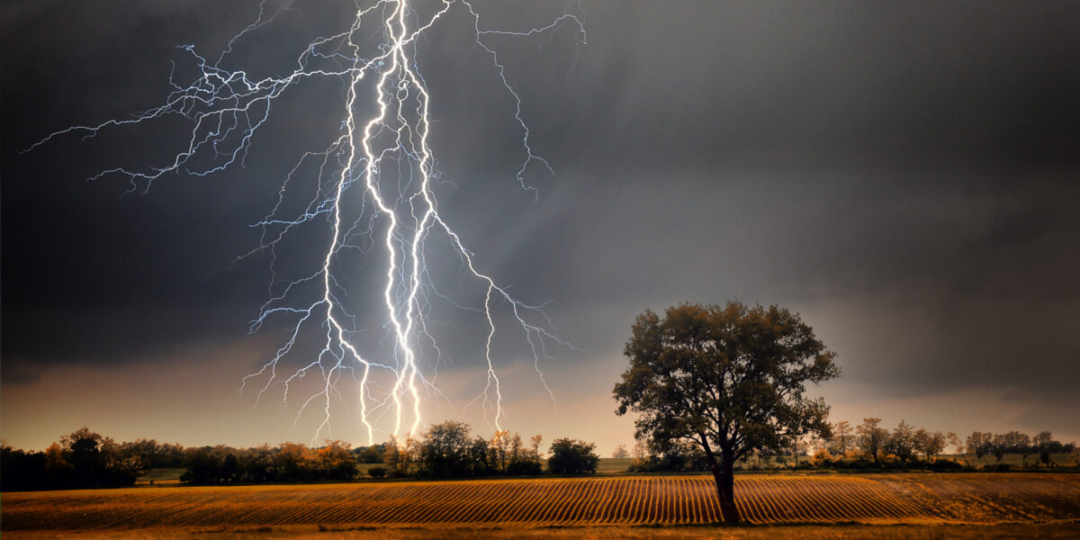 Ein Gewitter kann neben Blitzschlag viele weitere Gefahren mit sich bringen. Foto: Shutterstock