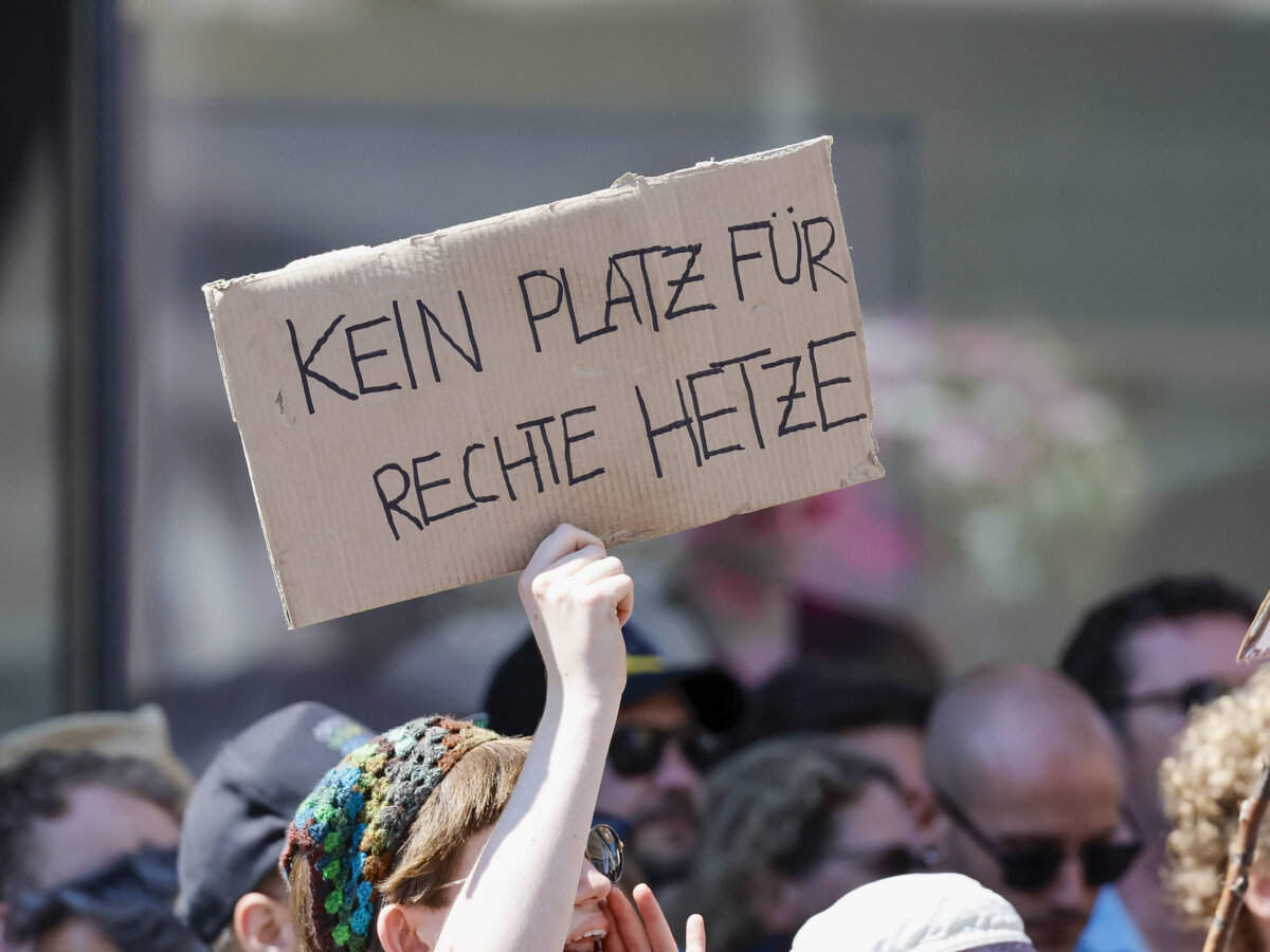 "Kein Platz für rechte Hetze." Anti-Höcke-Demonstration in Würzburg. Foto: Imago