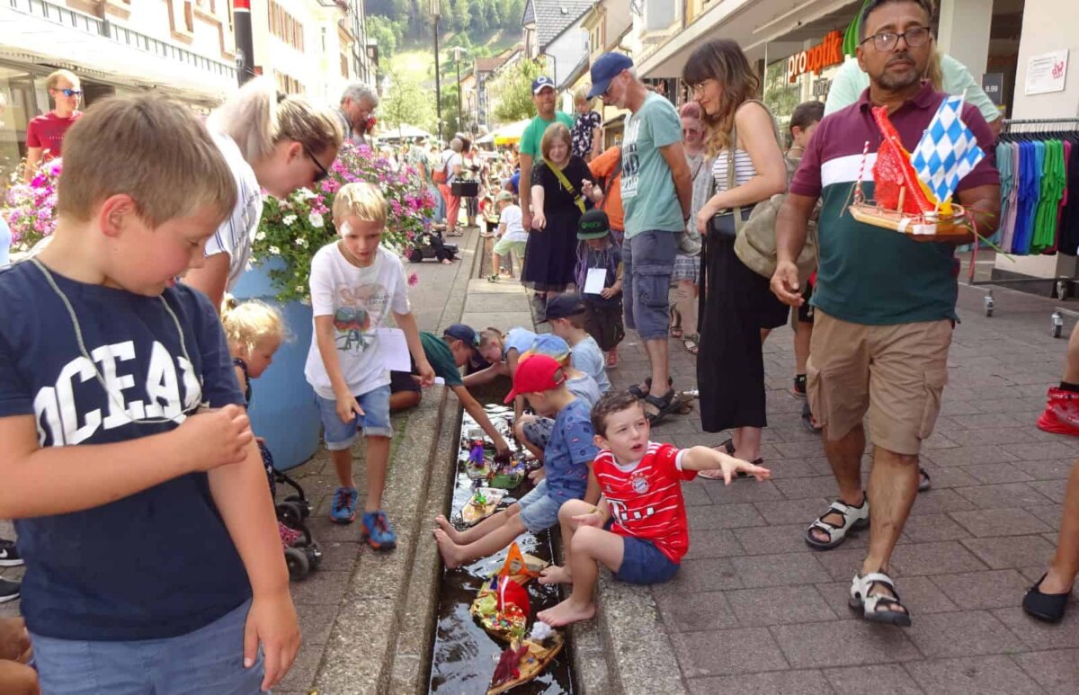 Viel Trubel am Bächle beim Bächlefest. Foto: rem
