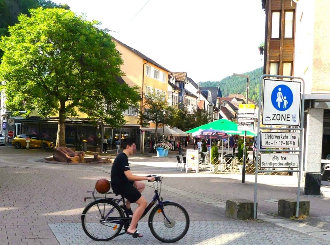 Radfahrer in der Fußgängerzone nicht bei allen beliebt. Foto: him