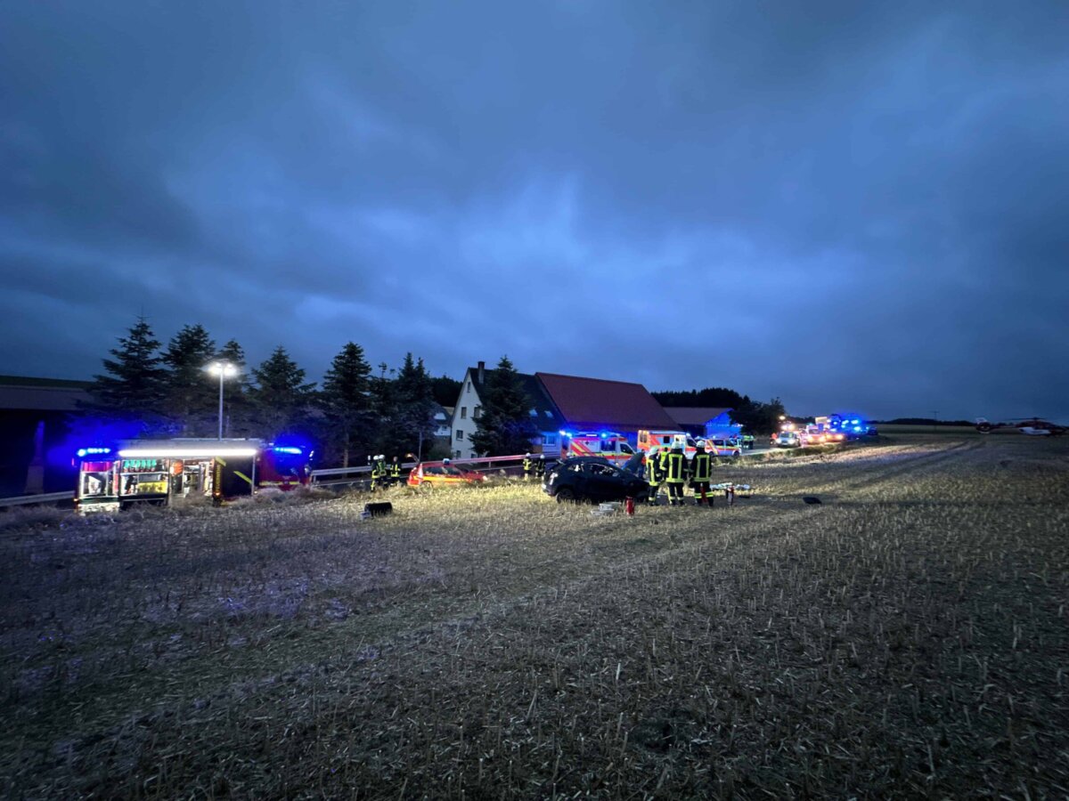 Viel Blaulicht: die Unfallstelle zwischen Bösingen und Epfendorf. Alle Fotos: gg