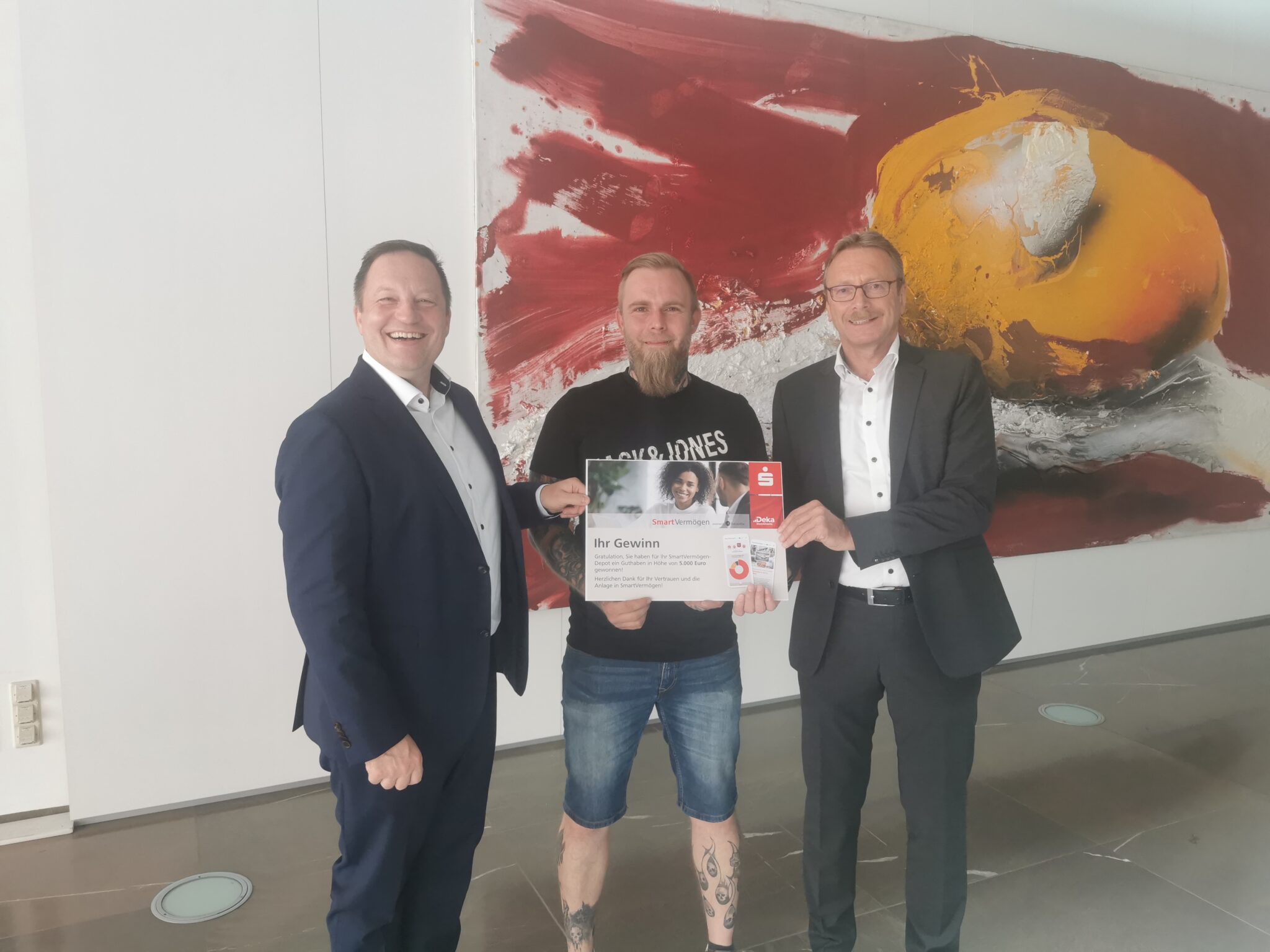 Unser  Bild zeigt (von links): Thomas Reck – Deka Bank, Andy Seib – Gewinner, Matthäus Reiser – Vorstandsvorsitzender der Kreissparkasse Rottweil