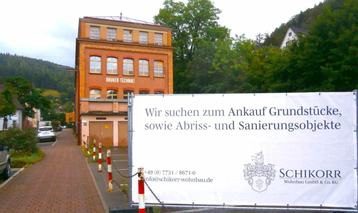 Auf dem Parkplatz vor Pfaff und Schlauder wirbt eine Baufirma, die mit der Singener Wirtschaftskanzlei HSG  verbunden ist, für sich. Foto: him