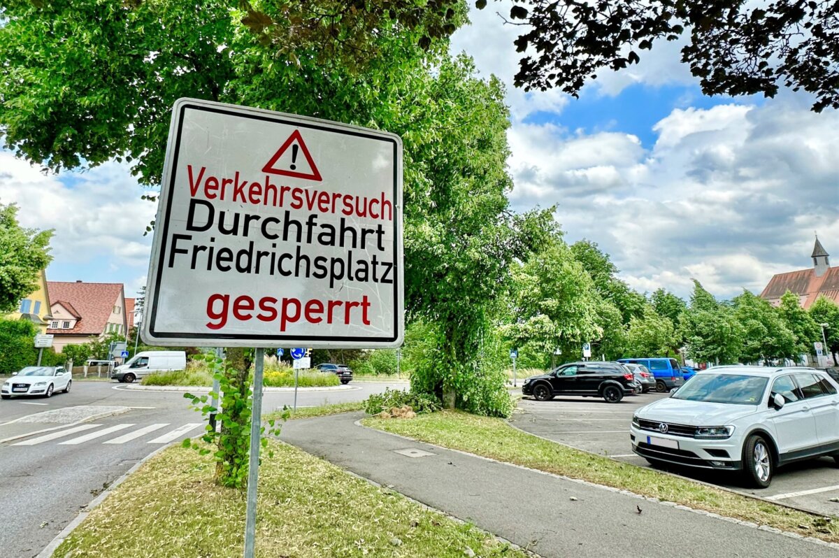 Nicht zu übersehen: Im Nägelesgraben haben während des Verkehrsversuchs große Schilder auf die Sperrung des Friedrichsplatzes aus dieser Richtung hingewiesen (Foto: Stadt Rottweil / Hermann).