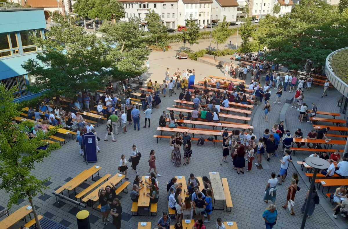 Etwa 1200 eghemalige schülerinnen und schüler trudelten am samstag ein, um gemeinsam 50 Jahre gymnasium zu feiern. Alle Fotos: dk