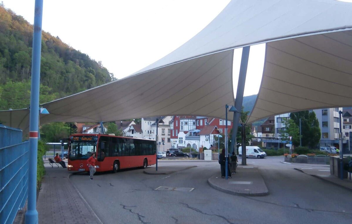 Morgends um6 ist noch nicht viel los am Schramberger Busbahnhof. Foto: him