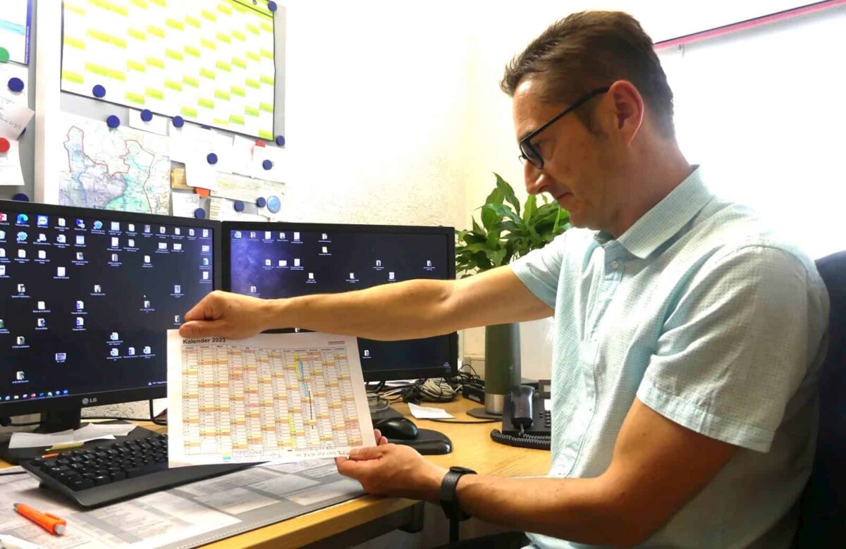 Heiko Hils mit dem Zeitplan für die Sanierungsarbeiten im westlichen Kreis Rottweil. Foto: him