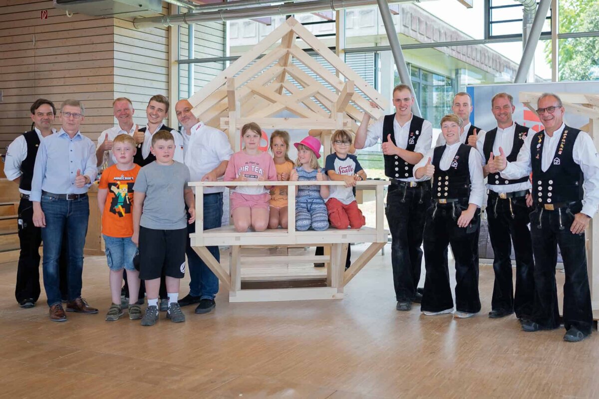 Glückliche Gesichter und Daumen hoch: Die Zimmerer-Nationalmannschaft zimmerte beim Trainingslager bei MAFELL einen Pavillion. Der wurde an die Maximilian-Kolbe-Schule in Rottweil-Horgen gespendet.
Foto: Holzbau Deutschland/Roland Laube
