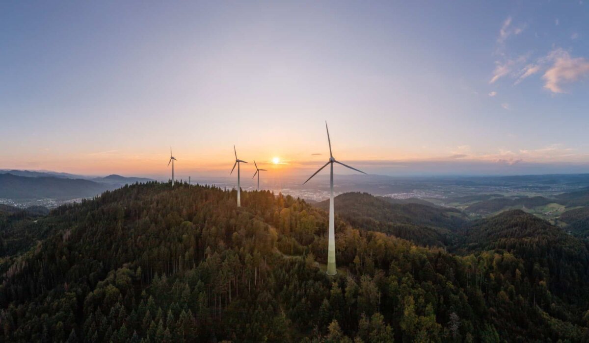 Das Bild zeigt die Windräder auf dem Rosskopf und die Rheinebene. Foto: pm / Badenova