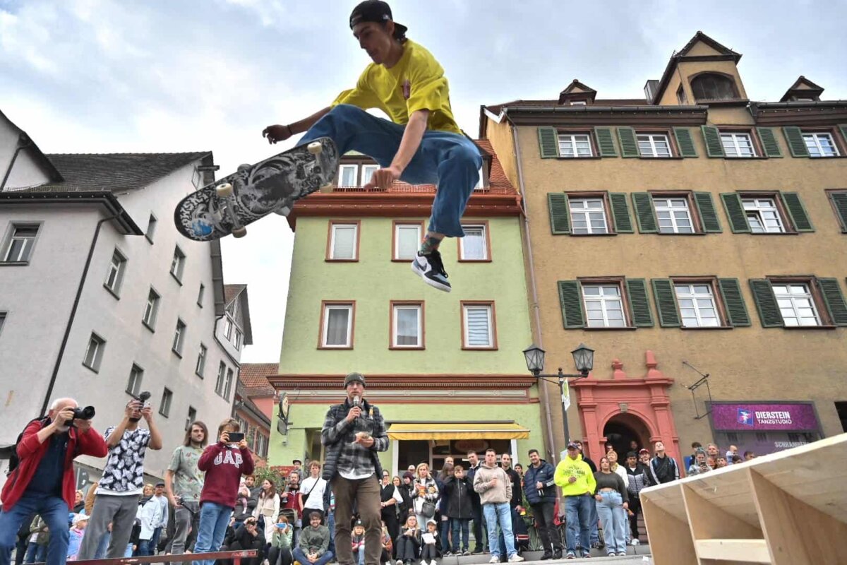 Mit virtuosen Sprüngen machten die Skateboarder Eindruck. Foto: al