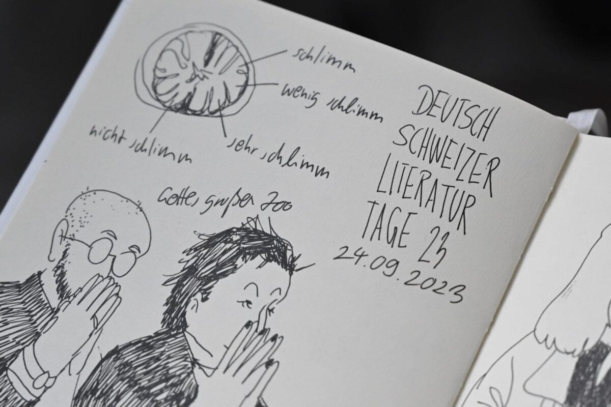 Etliche Doppelseiten: Mit dem Zeichenstift hat Ika Sperling die Literaturtage begleitet und ihre Eindrücke festgehalten. Foto: al