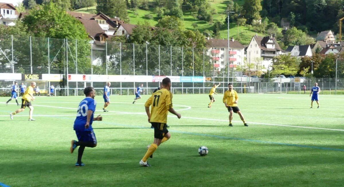 Beim Eröffnungsspiel auf dem neuen Kunstrasen des Bernecksportplatzes im September 2023 haben sich etliche Gemeinderätinnen und Räte selbst ein Bild vom Zustand des Platzes gemacht. Archiv-Foto: him