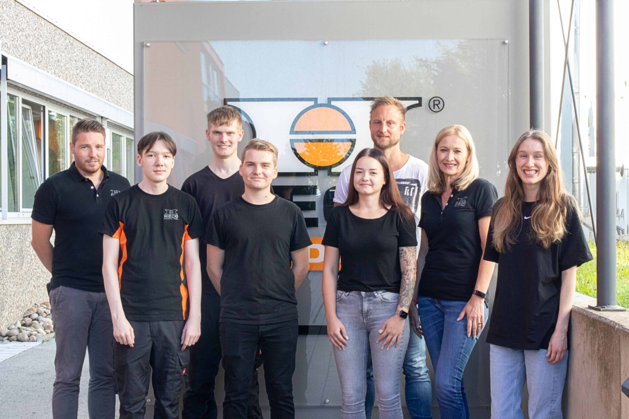 Die Gestalter von morgen: HECO begrüßt seine neuen Auszubildenden. (v.l.n.r.) Fabian Schuhmacher (Ausbilder gewerblich-technischer Bereich), Finn Ramsbrock (Azubi Industriemechaniker), Marco Lapace (Azubi Industriemechaniker), Simon Grimm (Azubi Industriekaufmann), Lisa Hermann (Ausbilderin kaufmännischer Bereich), Andreas Schwab (Ausbilder für Techn. Produktdesigner), Sandra Bantle (Ausbilderin für Mediengestalter), Lea Mauch (Azubi Mediengestalter). Es fehlt Hans-Martin Weißer (Ausbilder für Betriebselektronik). Foto: pm / HECO