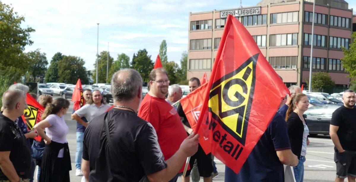 Kampfbereit. Saxonia-Beschäftigte  am 21. September bei Kern- Liebers in Sulgen. Foto: him