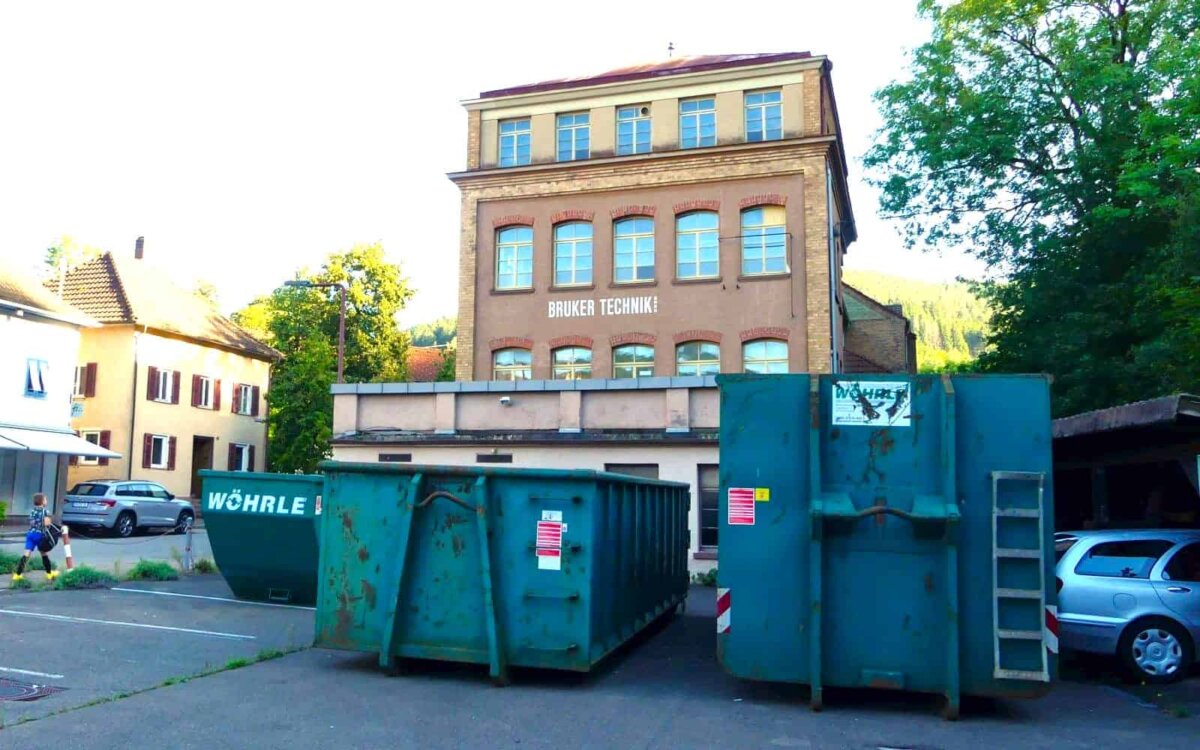 Drei große Container stehen seit ein paar Tagen auf dem Pfaff-und- Schlauder-Parkplatz. Fotos: him