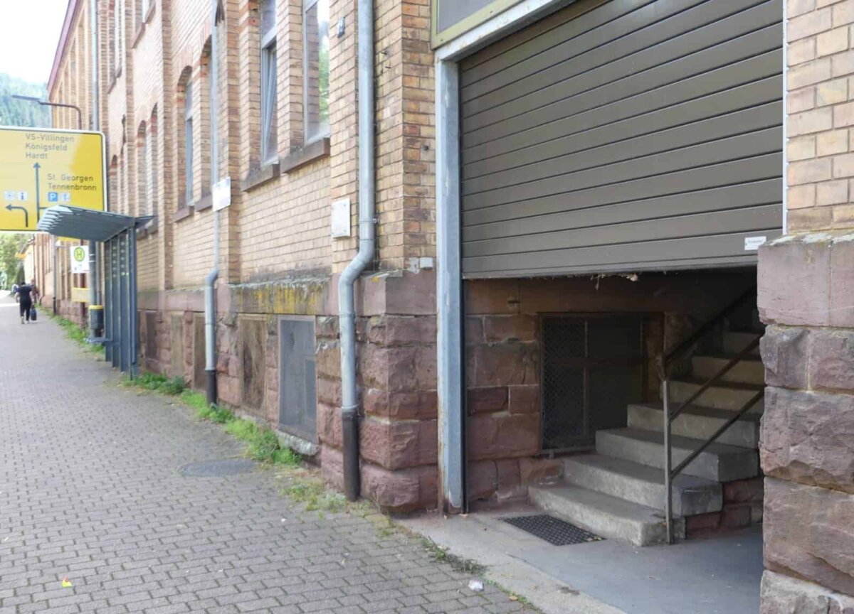 Halb offen: Fabriktor beim alten Pfaff-und-Schlauder-Bau an der Berneckstraße. Foto: him
