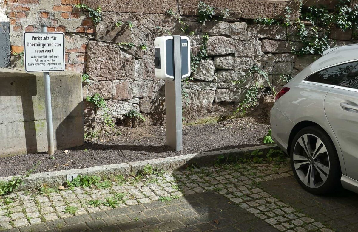 Die neue Solarladestation am OB-Parkplatz. Foto: him
