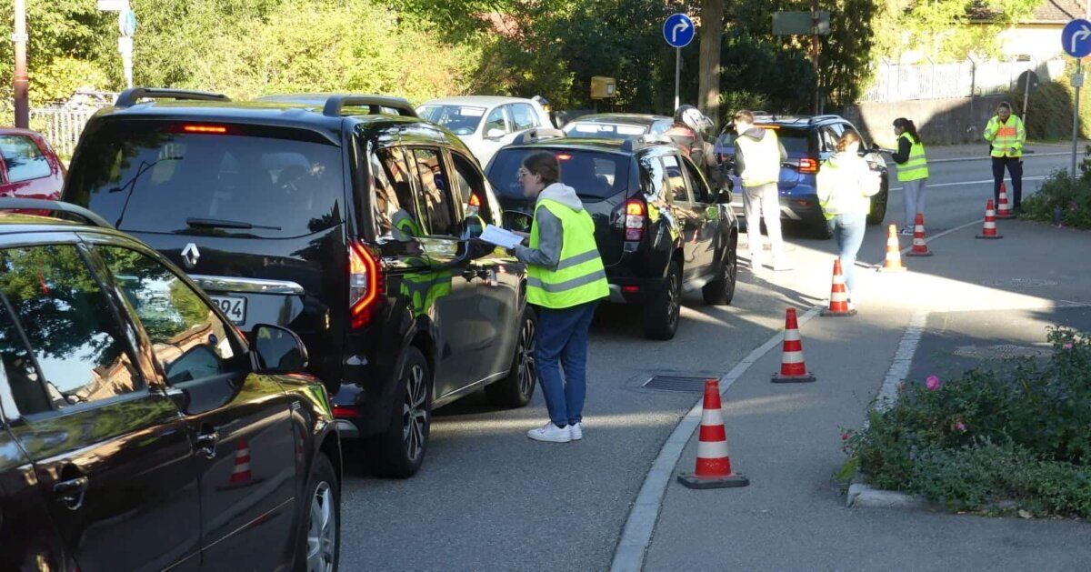 Ende September zählten Schülerinnen un Schülr den Verkehr. Nun kommt eine Befragung hinzu... Foto: him