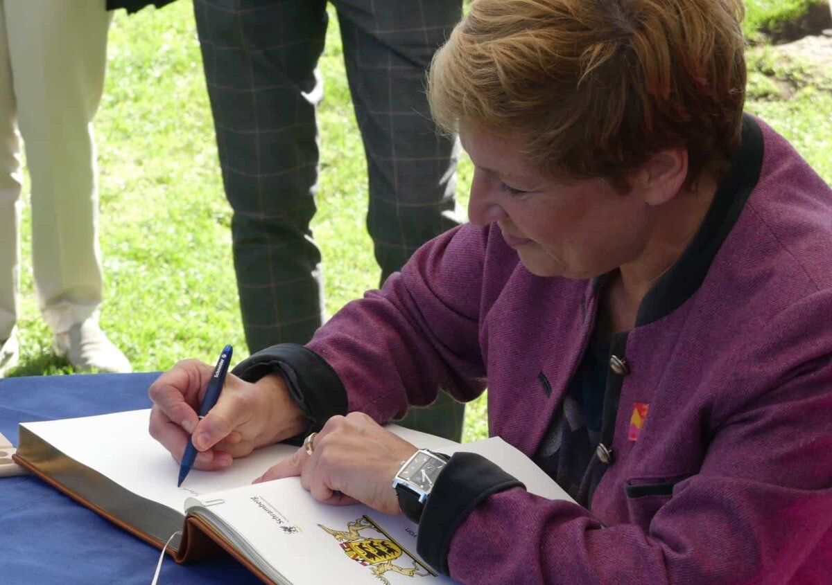 Ministerin Nicole Razavi verewigt sich.