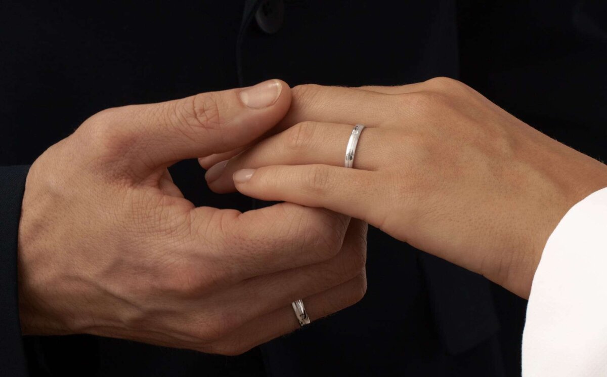 Weißgold Eheringe bringen eine altehrwürdige Tradition mit moderner Eleganz und zeitloser Schönheit zusammen. Foto: pm