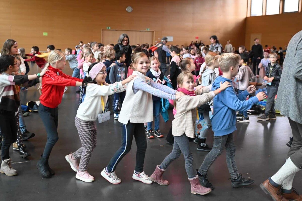 Viel gute Laune gab es beim Kinderkulturtag: In der Stadthalle lud die Jugendkapelle der Rottweiler Stadtkapelle zu einer Reise "In 80 Tagen um die Welt" ein. Alle Fotos: nrwz