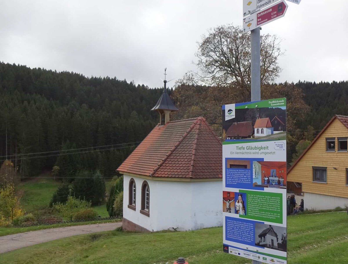 Eine der Hinweistafeln am Seppenhof informiert über Gläubigkeit.