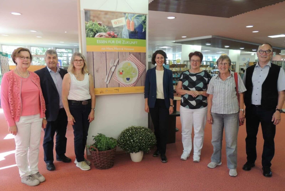 Bei der Eröffnung (von links): Irene Günzler (Landwirtschaftsamt Rottweil), Hans Klaiber (Amtsleiter, LWA Rottweil), Doris Haberer (Landfrauenverband Rottweil), Dorothee Eisenlohr (Oberbürgermeisterin der Stadt Schramberg), Susanne Gwosch (Stadt Schramberg), Monika Rudolf (Weltladen Schramberg.) und Hans Stiber (Weltladen Schramberg) Foto: pm