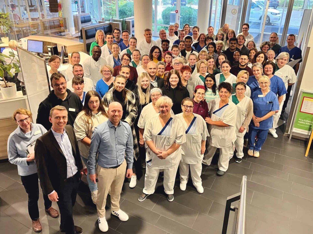 O-Ton aus dem Rottweiler Krankenhaus zu diesem Bild: "Die Helios Klinik Rottweil - das sind WIR! Und wir machen unsere Arbeit mit Herzblut! Auf diesem Bild ist nur ein Teil unseres Klinikteams zu sehen. Viele andere sind zum Zeitpunkt der Aufnahme im OP, auf Station, in einem Patientengespräch, in einer Untersuchung oder nach einer Nachtschicht zu Hause. Wir sind rund um die Uhr für unsere Patienten da – und als Team halten wir zusammen." Foto: pm / Zelenjuk