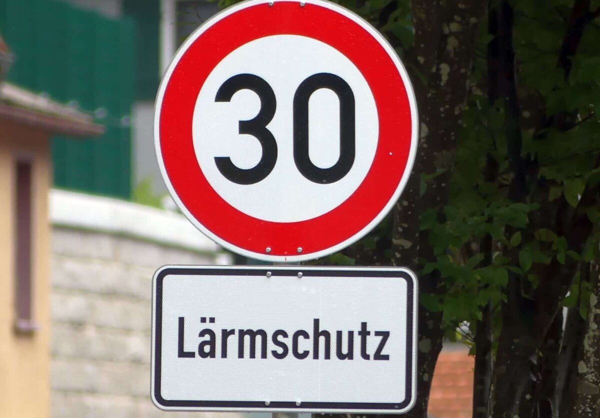 Eigentlich sollte das schon längst auch in Schramberg an allen Durchgangstraßen gelten. Foto: him