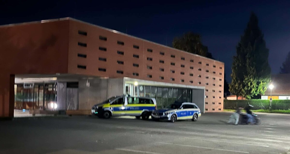 Erst vor wenigen Wochen kam es zu einem Polizeieinsatz an der Deißlinger Schule, nachdem von dort eine Ruhestörung gemeldet worde n war. Unser Leserfoto zeigt dem Fotografen zufolge einen Zugriff seitens der Polizeibeamten. Foto: privat