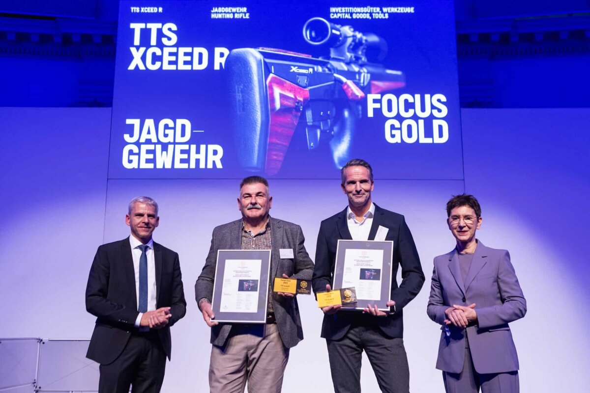 Dr. Patrick Rapp, Staatssekretär im Ministerium für Wirtschaft, Arbeit und Tourismus des Landes Baden-Württemberg (von links), mit den Preisträgern Hubert Schneider (Tec Target Schneider) und Lucas Lorch (Target Design) und Christiane Nicolaus, Direktorin des Design Centers Baden-Württemberg.
(Foto: Benjamin Stollenberg © Design Center Baden-Württemberg)