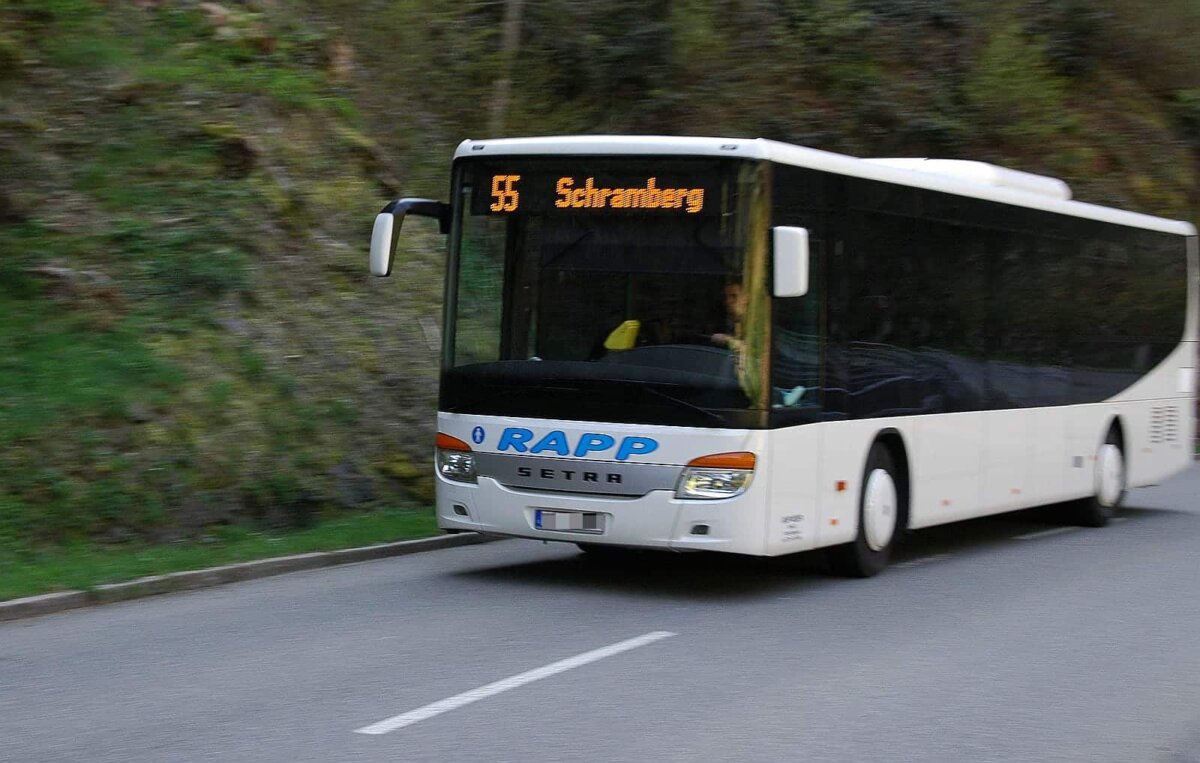 Bus der Linie 55 im Bernecktal unterwegs. Archiv-Foto: him