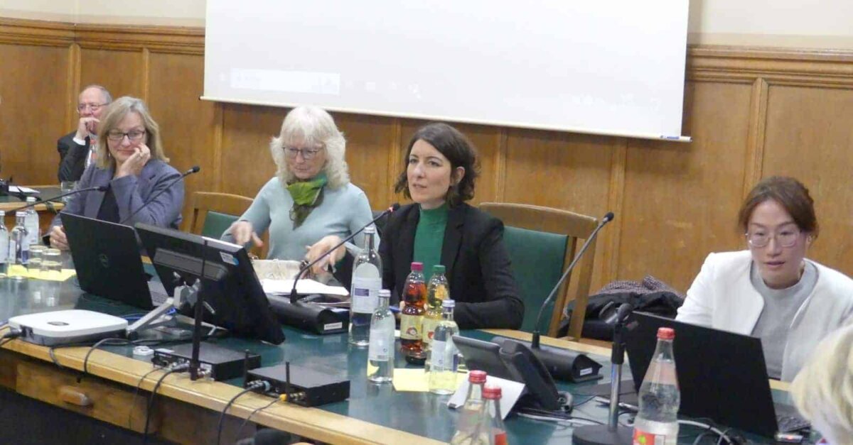 Vertreterinnen des Regierungspräsidiums berichteten im Gemeinderat über die Ralumfahrung. Mit Am Ratstisch: Oberbürgermeisterin Dorothee Eisenlohr. Foto: him