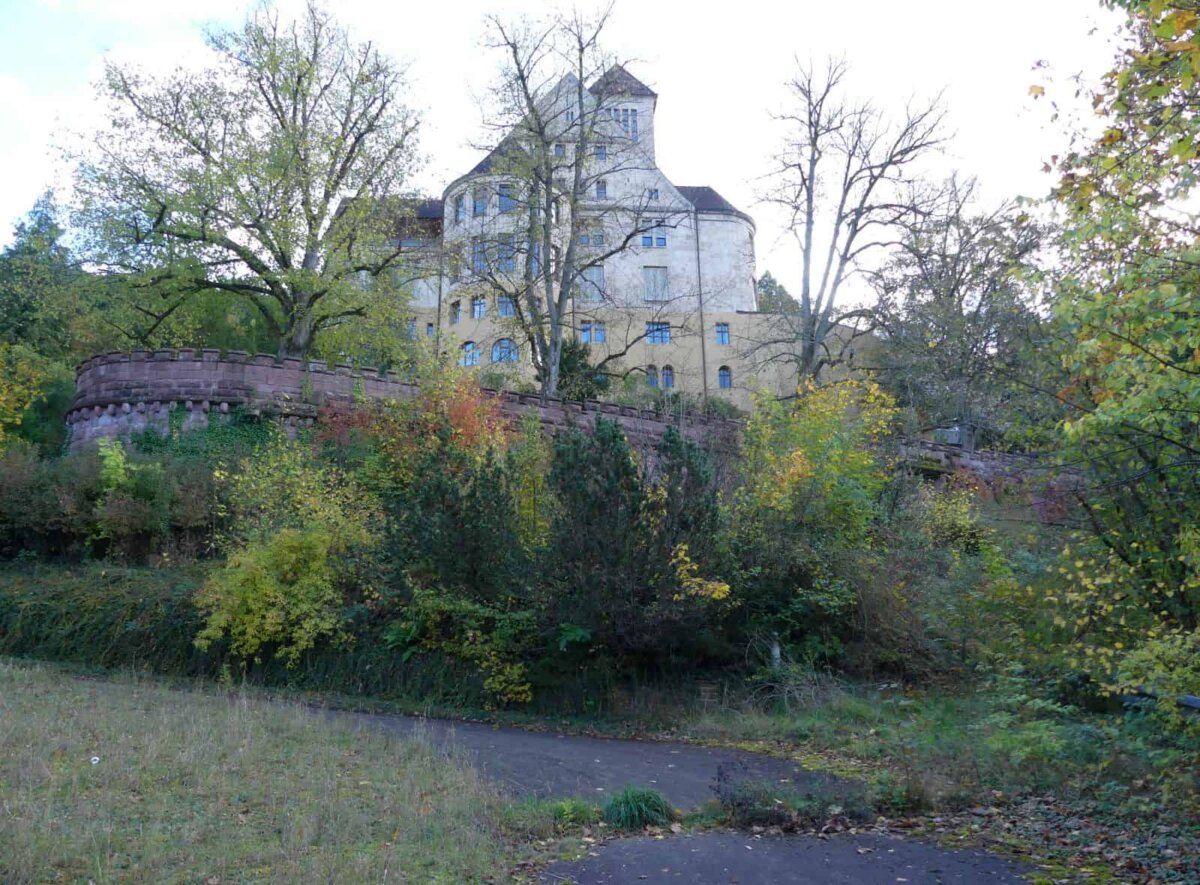 Gut Berneck mit der "Burgfriedmauer" und dem darunter liegenden verwilderten Park. Foto: him