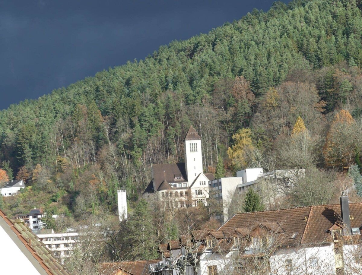 Dunkle Wolken über der Stadt und dem Krankenhausareal mit Gut Berneck. Foto: him