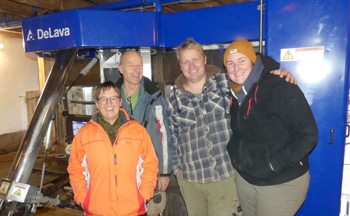 Erikla und Josef Günter übergeben ihren Hof an  Matthias Hang und Evy John. Foto: him