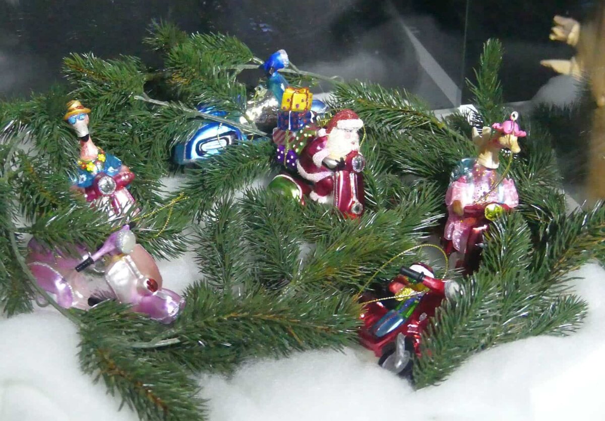 Sogar als Weihnachtsschmuck gibts die Vespa