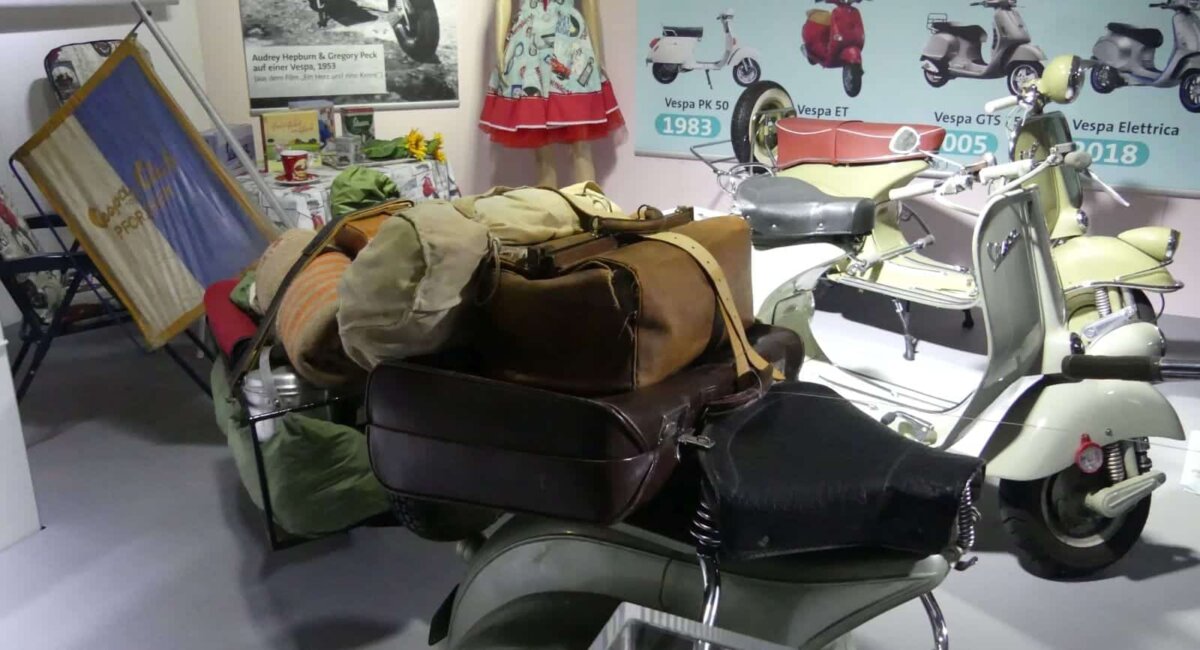 Vespa Ausstellungseröffnung dk 101123 (34)