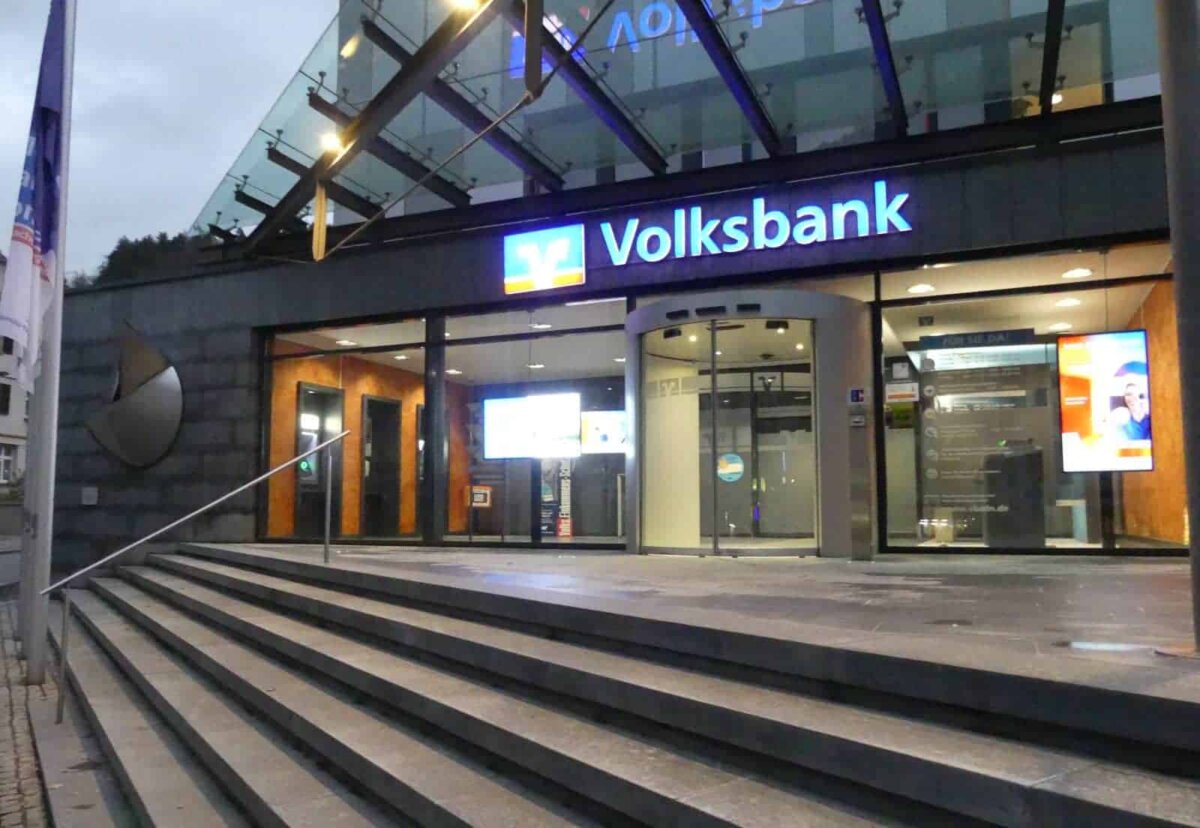 Tatort in Schramberg: Die Automatenhalle der Volksbank. Foto: him