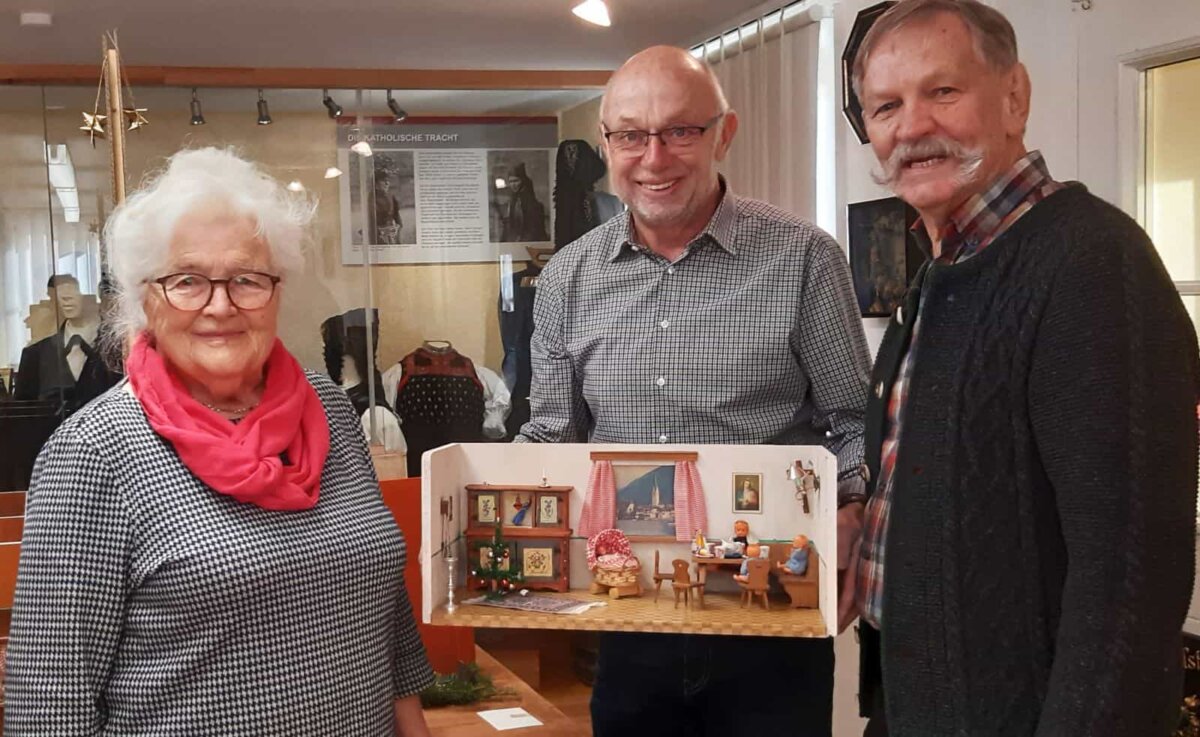 Die Arbeitsgruppe des Heimathauses mit Maria Fleig, Alfred Moosmann und Fritz Wöhrle und andere fleißige Helferinnen und Helfer spendierten viele Stunden für Zusammenstellung und Aufbau der Ausstellung. Foto: Alfred Moosmann
