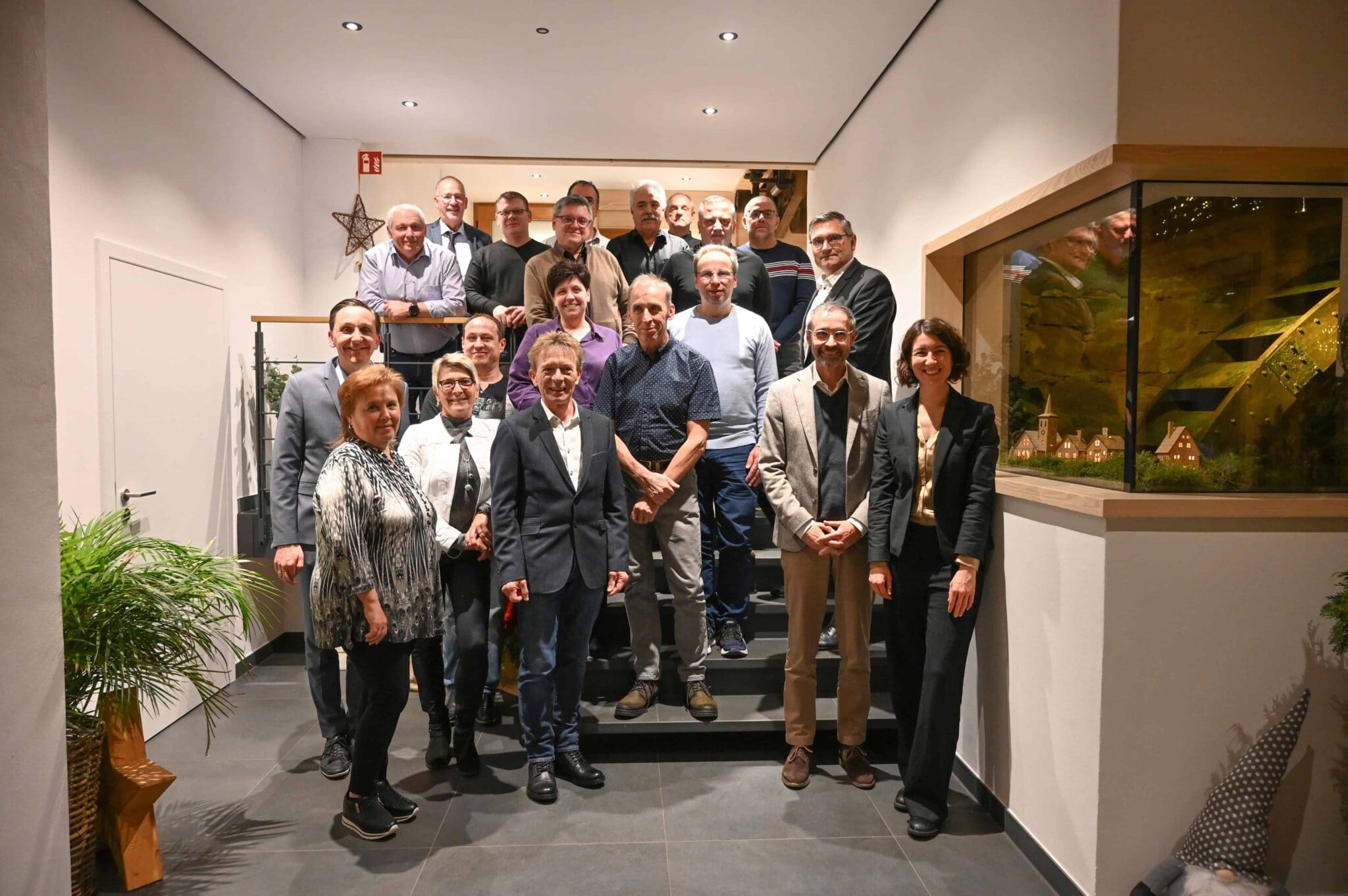 Die Jubilare 2023 bei SCHWEIZER mit Schramberg Oberbürgermeisterin Dorothee Eisenlohr. Foto: pm