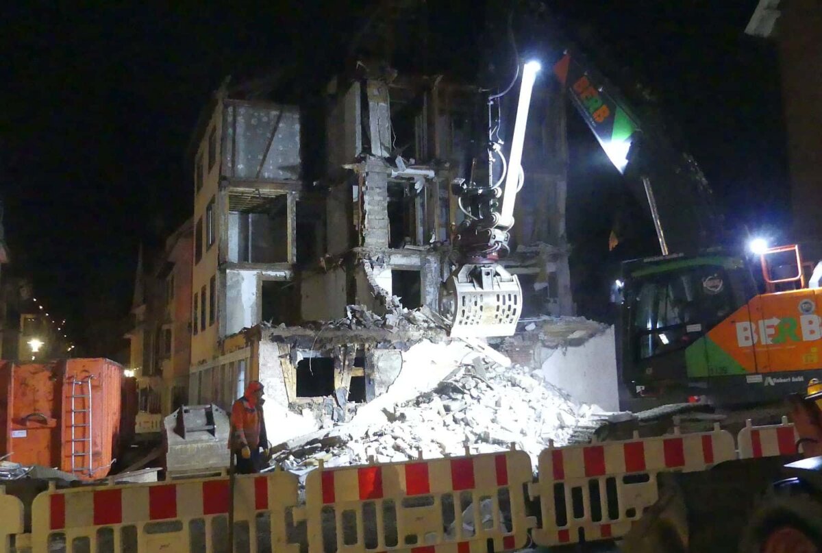 Ein Abbruchbagger rückt dem ehemaligen "Posthörnle" zu Leibe. Foto: him