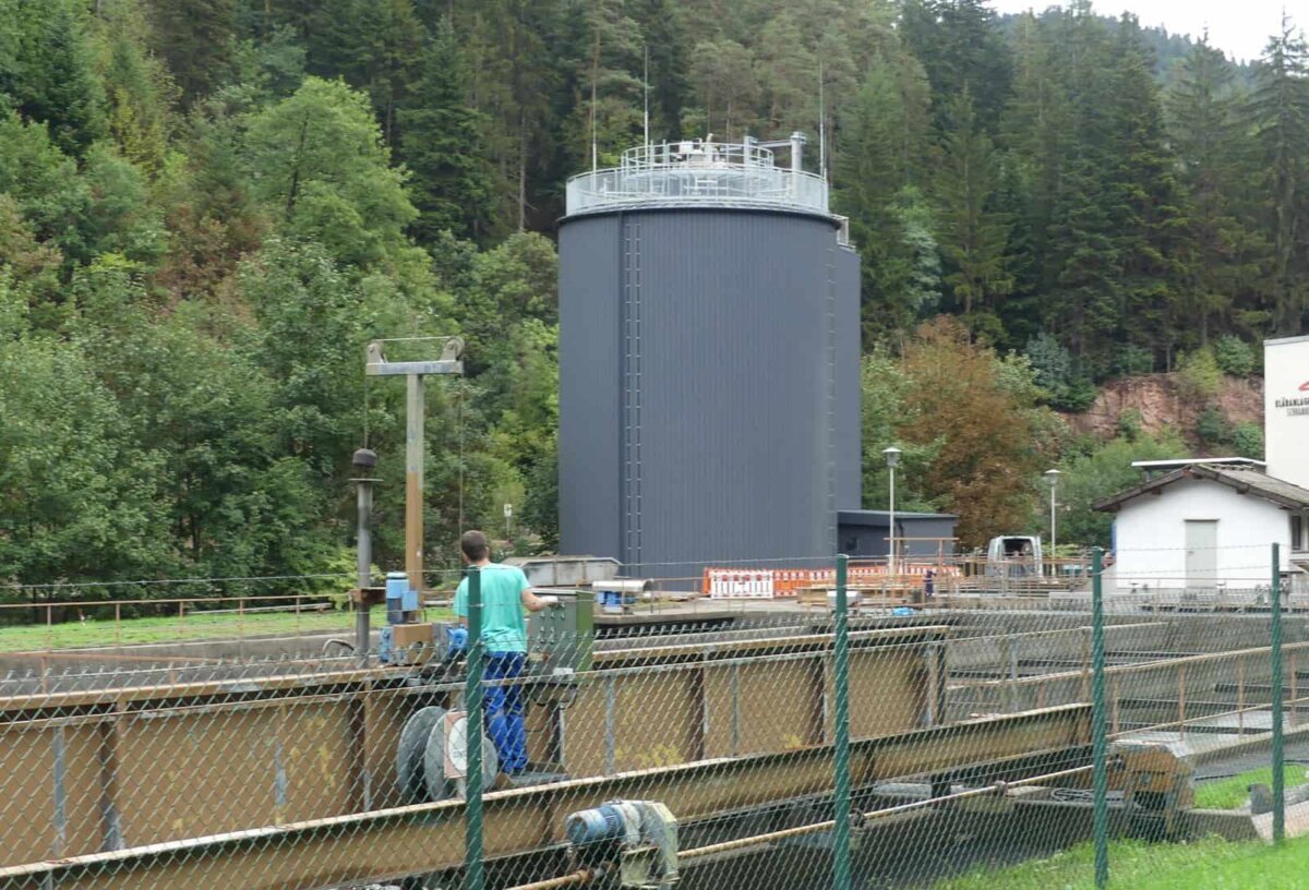 Der neue Faulturm auf der Schramberger Kläranlage. Foto: him