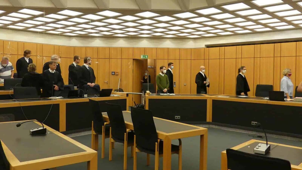 Am 18. Oktober 2022 begann die zweite Auflage des Mammutverfahrens gegen Frank R (links) Manon H.  (dritte von links mit dem Rücken zum Saal) und Martin B. (fünfter von links) mit ihren Verteidigern beim Einzug der Kammer. Archiv-Foto: him