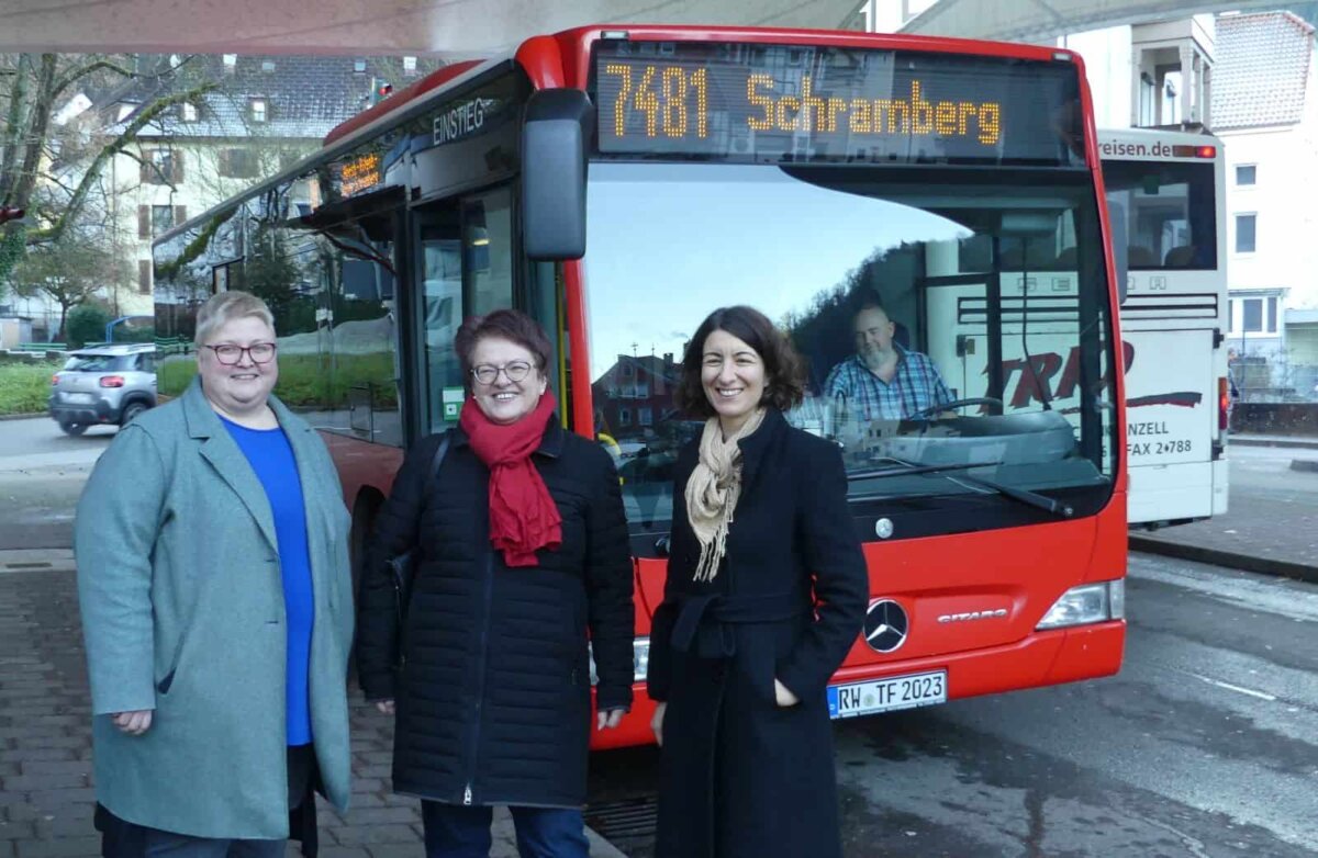 Tanja Witkowski, Susanne Gwosch und Dorothee Eisenlohr hoffen auf den Erfolg des "Ein-Euro-Tickets". Foto: him